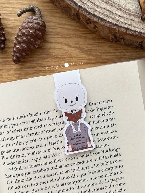 Marcapáginas magnético de esqueleto leyendo